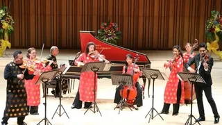 Khán giả đồng loạt đứng dậy khi nghe London Symphony Orchestra chơi Quốc ca Việt Nam